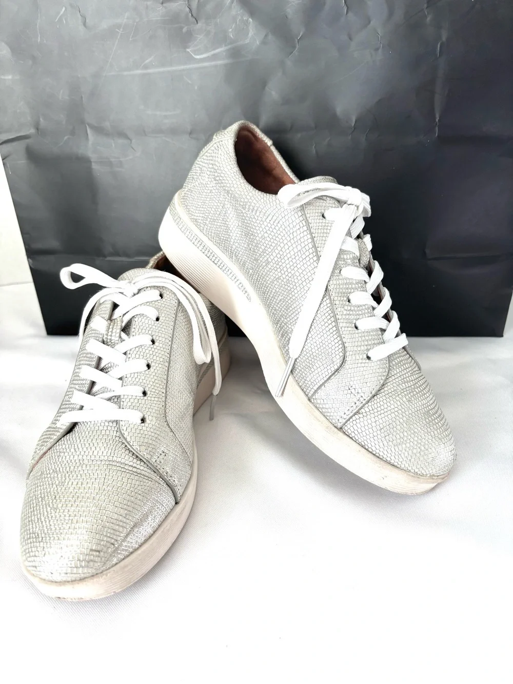 GENTLE SOUL  by Kenneth Cole  platform with silver lace up leather sneakers SZ 7 - Picture 3 of 10